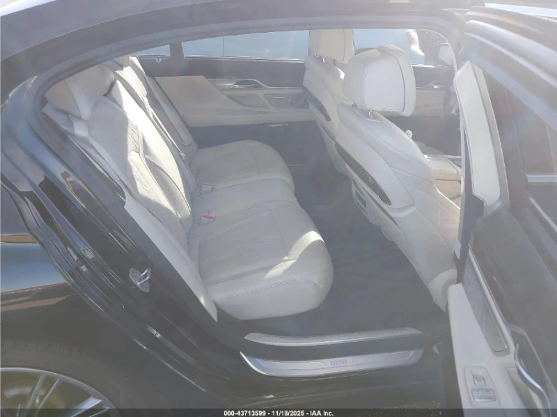 BMW 750 i RWD* HEAD-UP* 360CAM* АвтоКредит(ЦЕНА ДО БГ), снимка 10 - Автомобили и джипове - 53599536