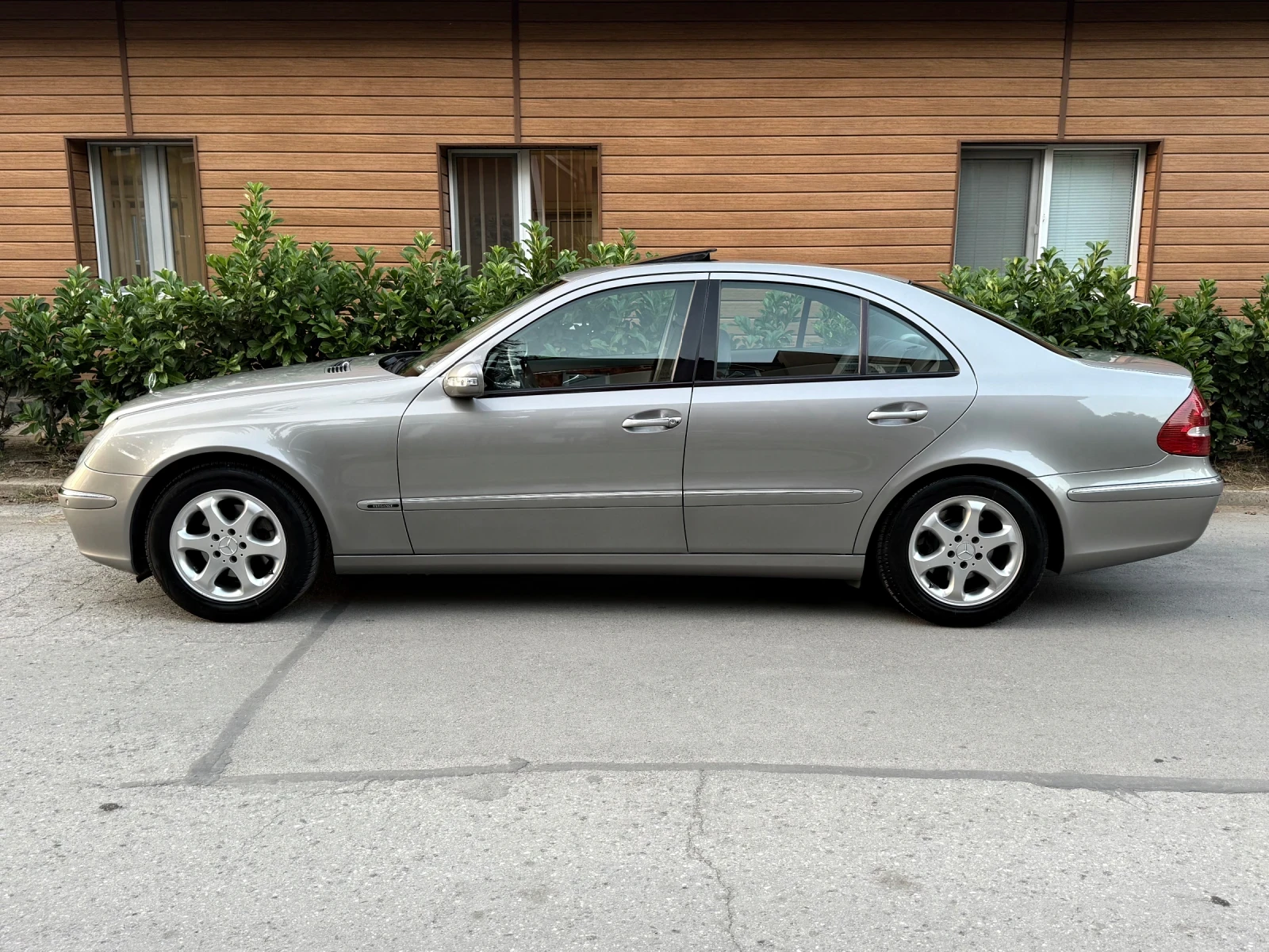 Mercedes-Benz E 220 CDI (150 кс) 5G-TRONIC 165000 км. АВТЕНТИЧЕН ВИД  - изображение 5