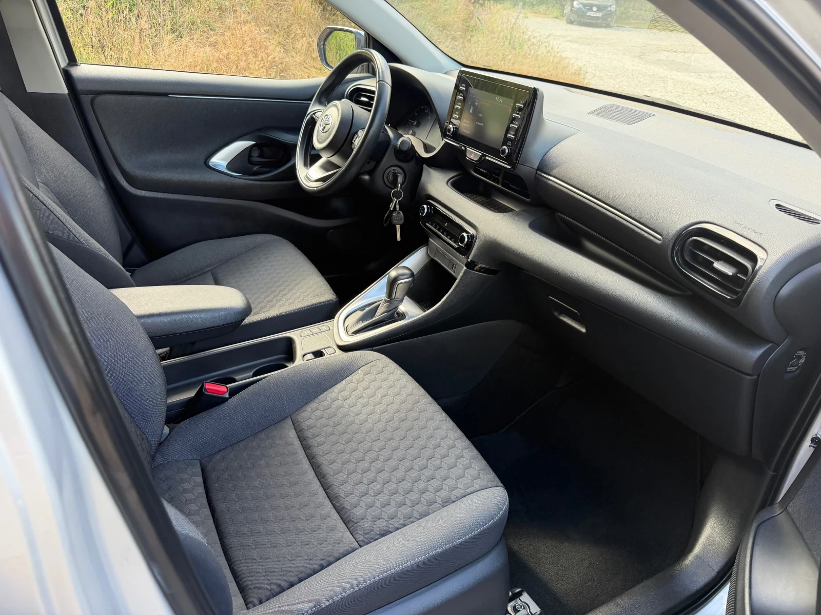 Toyota Yaris 1.5 Hybrid/57000km!, снимка 12 - Автомобили и джипове - 54900389