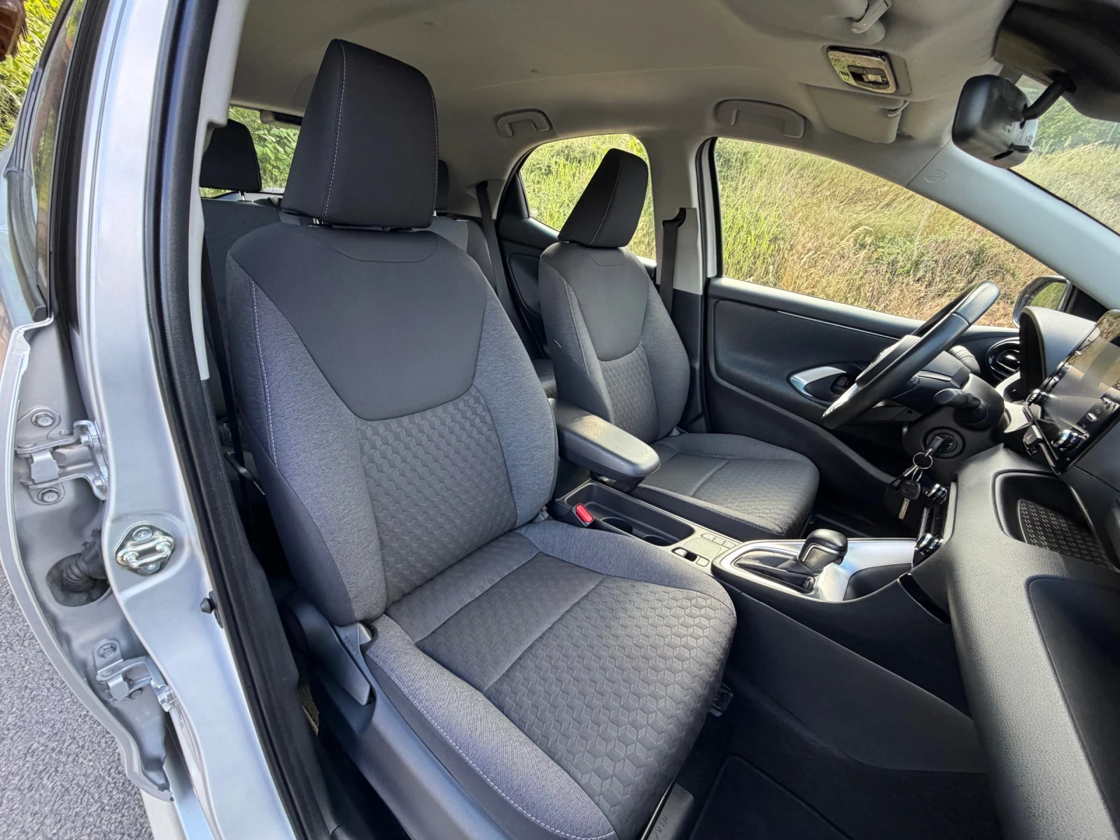 Toyota Yaris 1.5 Hybrid/57000km!, снимка 13 - Автомобили и джипове - 54900389