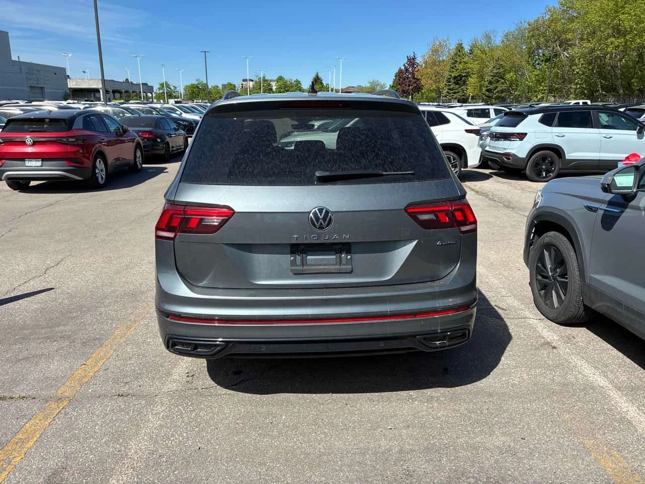 VW Tiguan * Comfortline R Line Black Edition * CARFAX * ПАНО, снимка 4 - Автомобили и джипове - 54881757