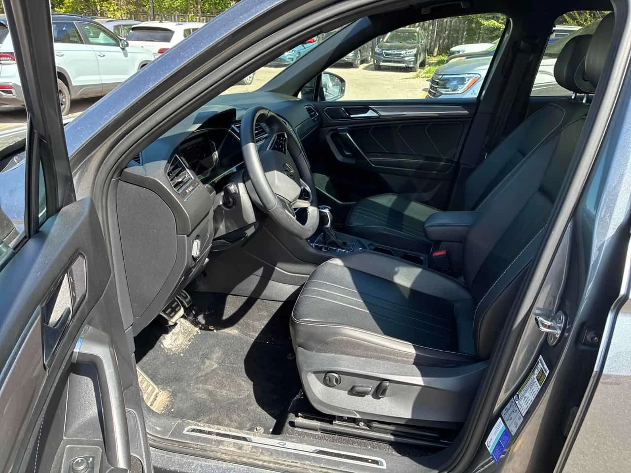 VW Tiguan * Comfortline R Line Black Edition * CARFAX * ПАНО, снимка 5 - Автомобили и джипове - 54881757