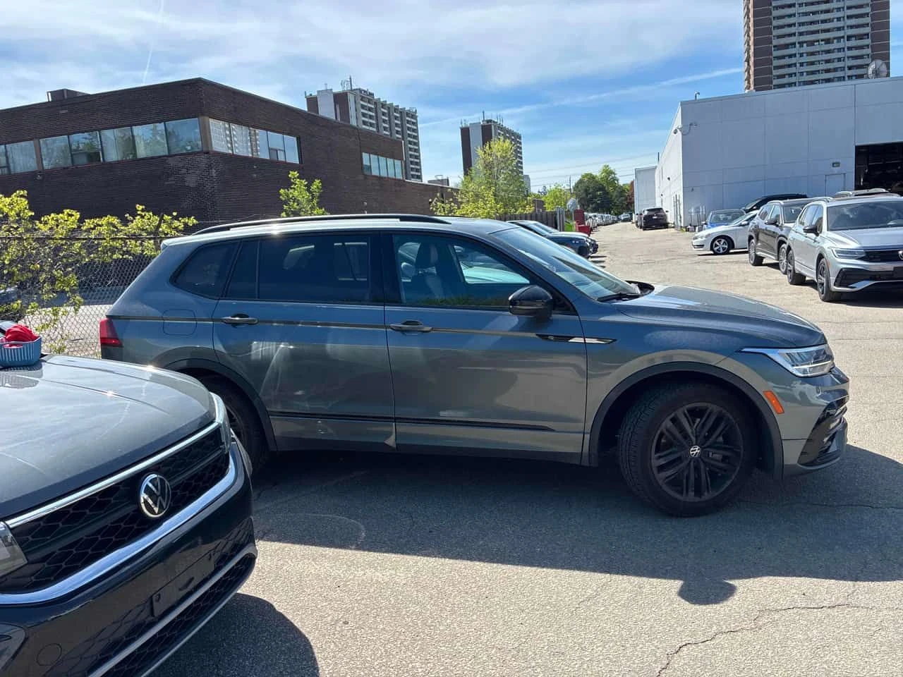 VW Tiguan * Comfortline R Line Black Edition * CARFAX * ПАНО, снимка 3 - Автомобили и джипове - 54881757