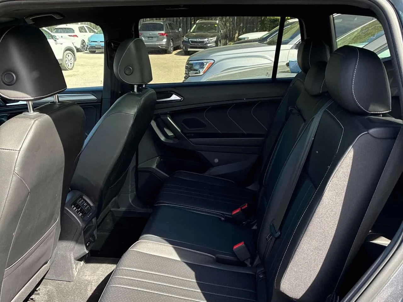 VW Tiguan * Comfortline R Line Black Edition * CARFAX * ПАНО, снимка 12 - Автомобили и джипове - 54881757