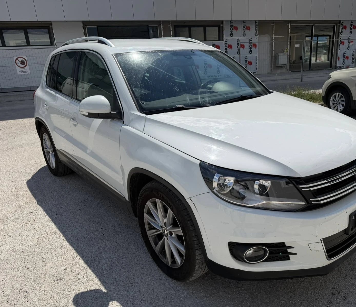 VW Tiguan 2.0 дизел навигация , снимка 2 - Автомобили и джипове - 54998134