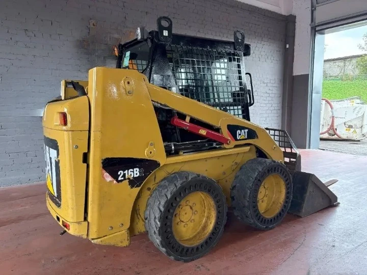 Мини челни товарачи Cat 216B  - изображение 3