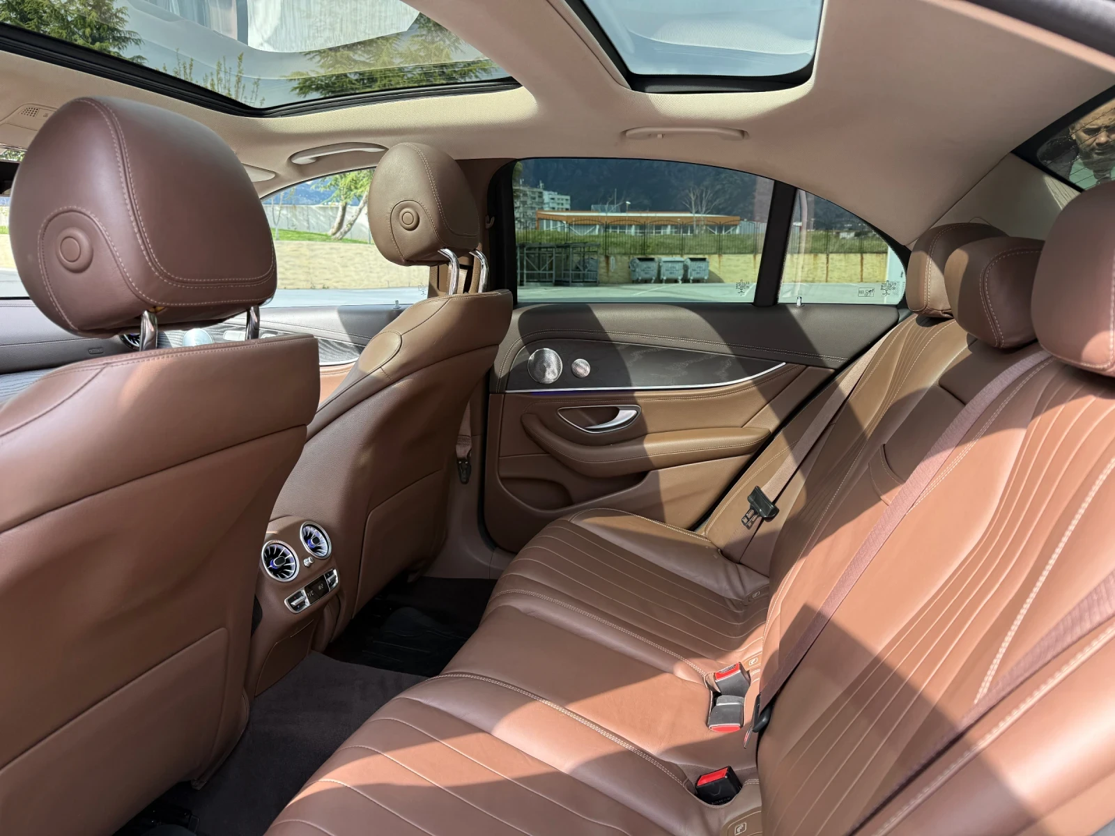 Mercedes-Benz E 220 BURMESTER/PANORAMA/EXCLUSIVE - изображение 10