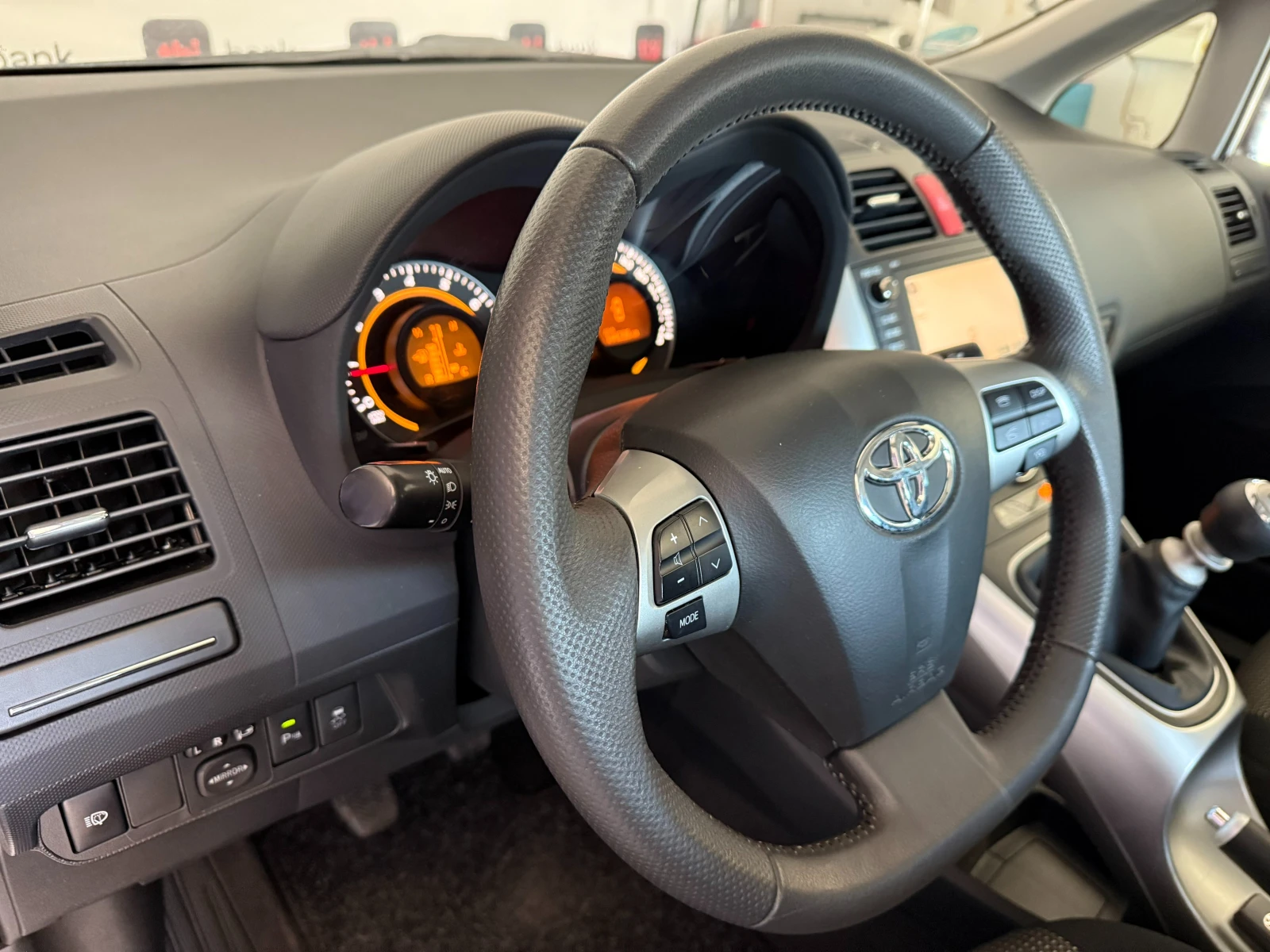 Toyota Auris 1.6i ПЪЛНА СЕРВИЗНА ИСТОРИЯ В ТОЙОТА - изображение 9