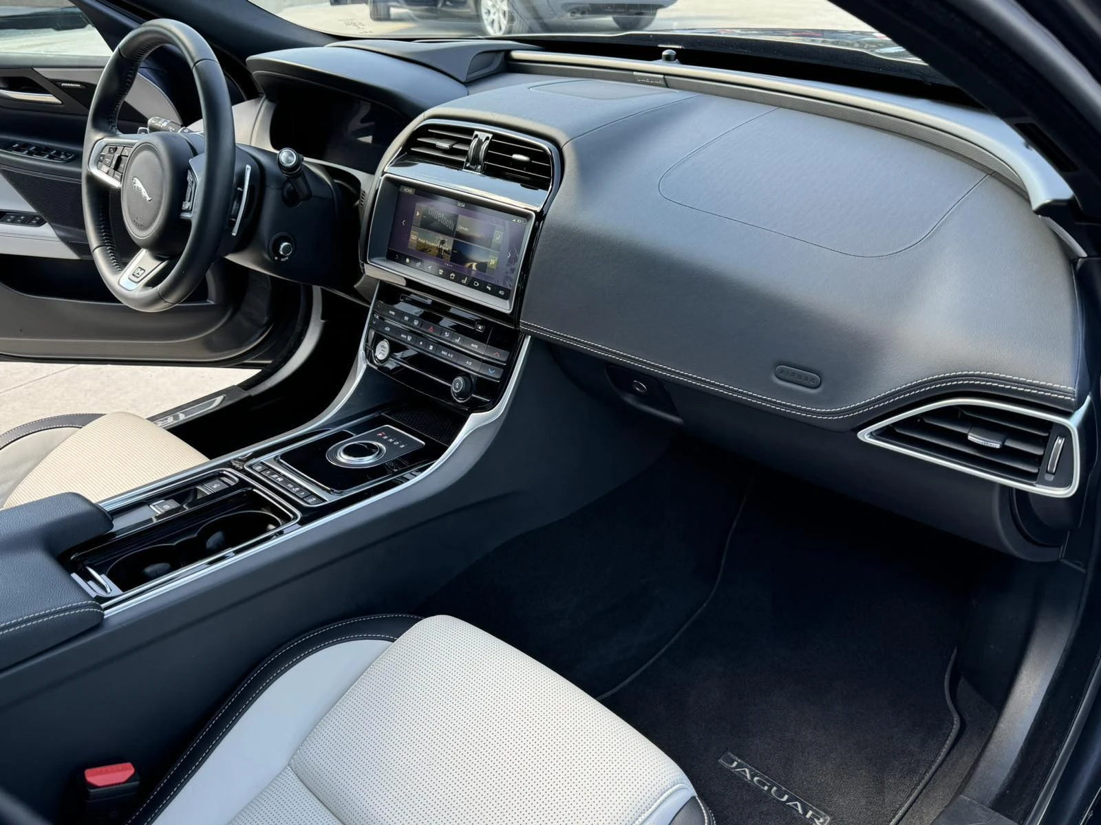 Jaguar XE 3.0* 340ps* 4x4* R-sport* 6хл.км* Head Up* УНИКАТ - изображение 10