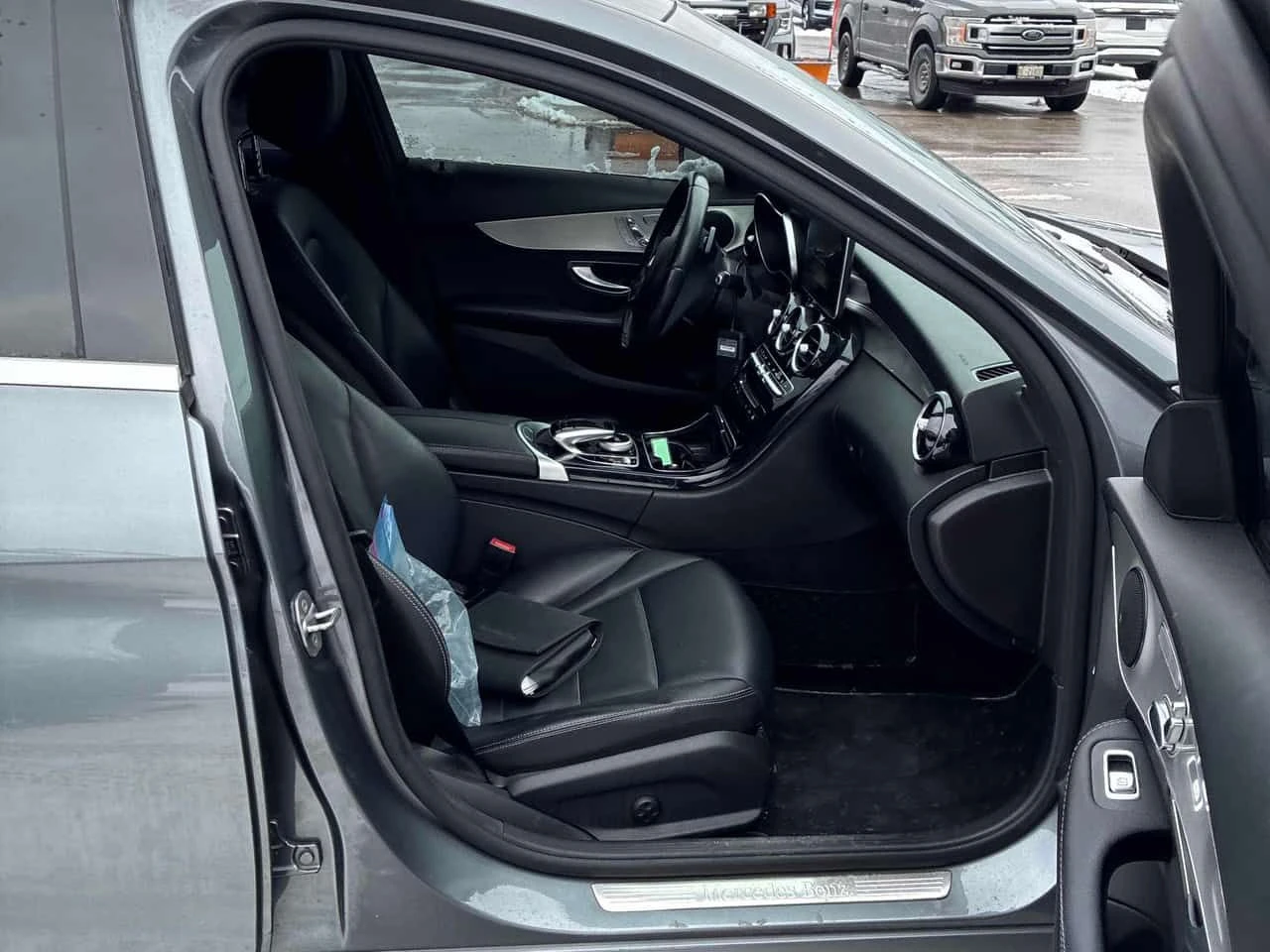 Mercedes-Benz C 300 4MATIC * ПОДГРЕВИ* 360 КАМЕРА* ПАНОРАМА*  - изображение 10