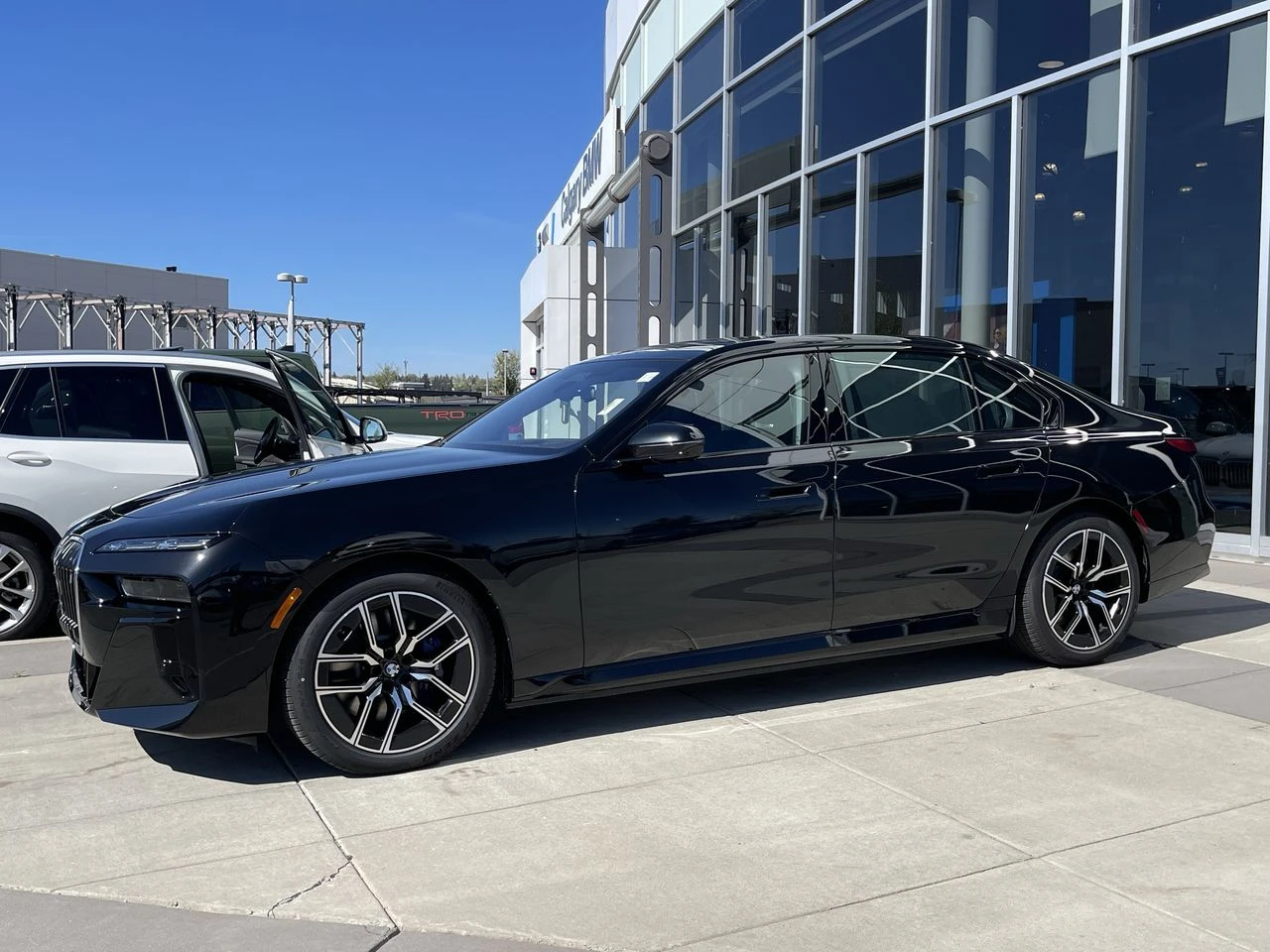 BMW i7 xDrive60| SKY LOUNGE| MAСАЖИ| BOWERS & WILKINS| , снимка 3 - Автомобили и джипове - 54088398