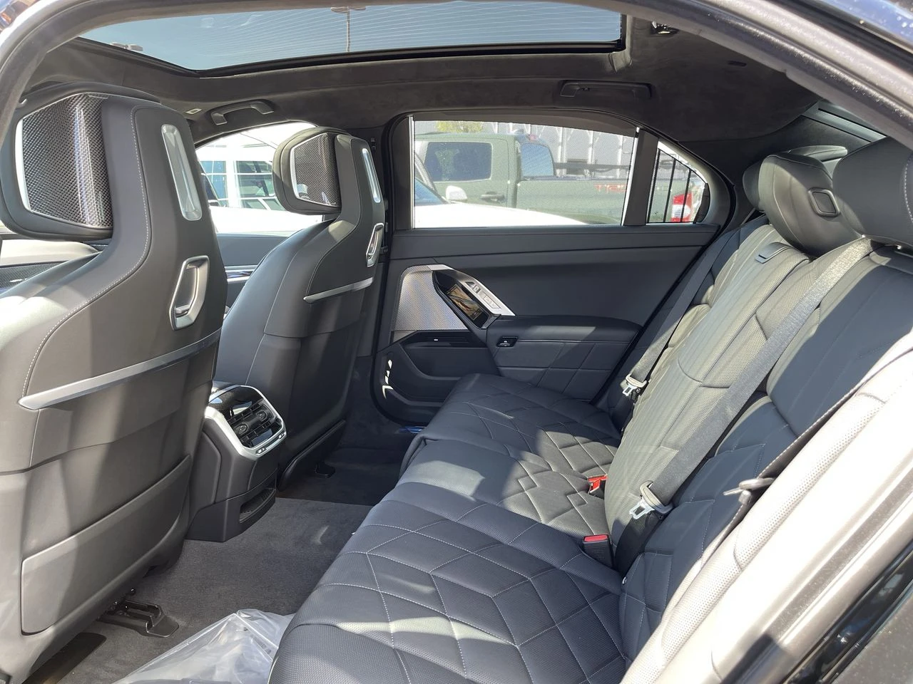 BMW i7 xDrive60| SKY LOUNGE| MAСАЖИ| BOWERS & WILKINS| , снимка 14 - Автомобили и джипове - 54088398