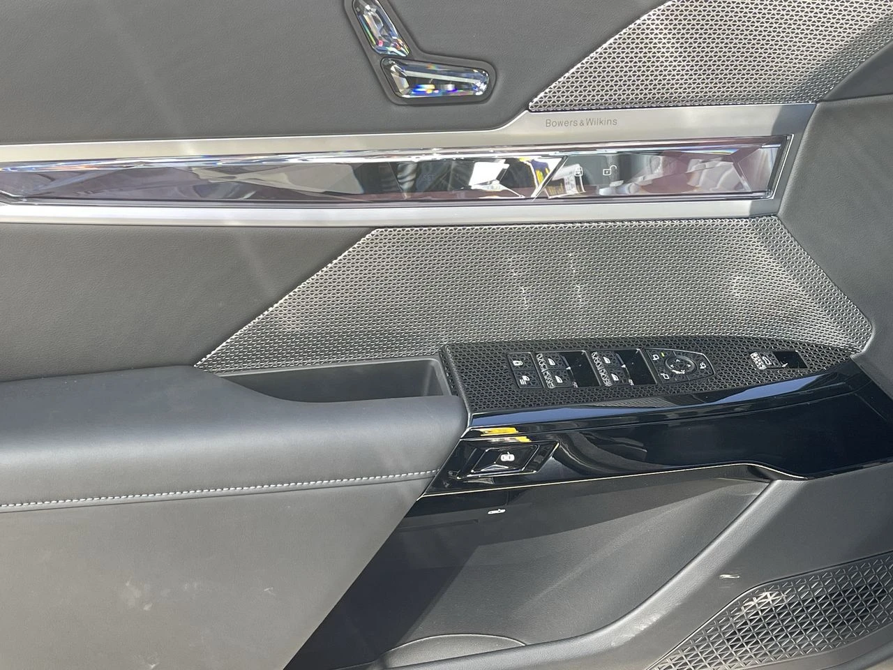 BMW i7 xDrive60| SKY LOUNGE| MAСАЖИ| BOWERS & WILKINS| , снимка 13 - Автомобили и джипове - 54088398