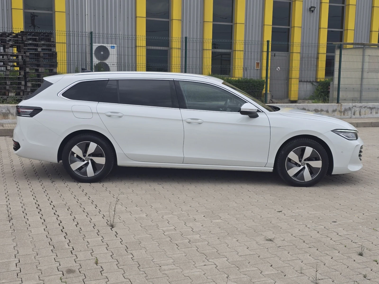 VW Passat 2.0TDi/ELEGANCE/FULL/ ГАРАНЦИОНЕН, снимка 4 - Автомобили и джипове - 54393183