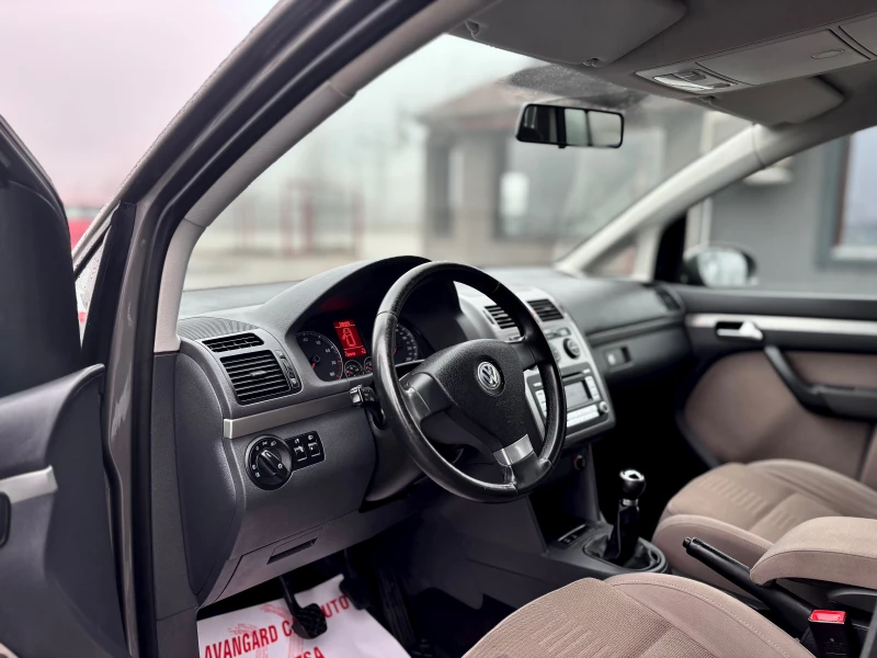 VW Touran, снимка 10 - Автомобили и джипове - 52990261