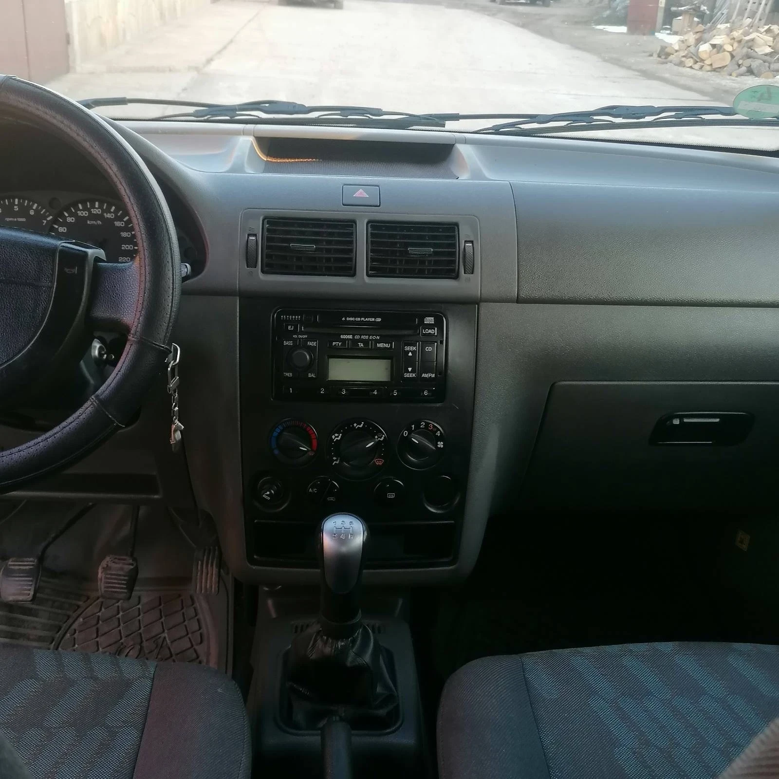 Ford Tourneo Connect 1.8i 115 k.c - изображение 5