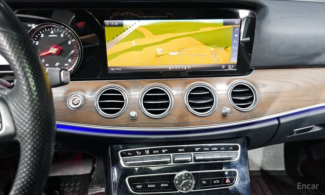Mercedes-Benz E 300 AMG* PACK* 4MATIC* BURMESTER* LANE* ASSIST* , снимка 9 - Автомобили и джипове - 54423630