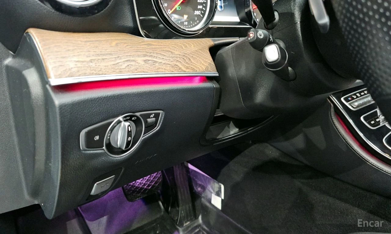 Mercedes-Benz E 300 AMG* PACK* 4MATIC* BURMESTER* LANE* ASSIST* , снимка 12 - Автомобили и джипове - 54423630