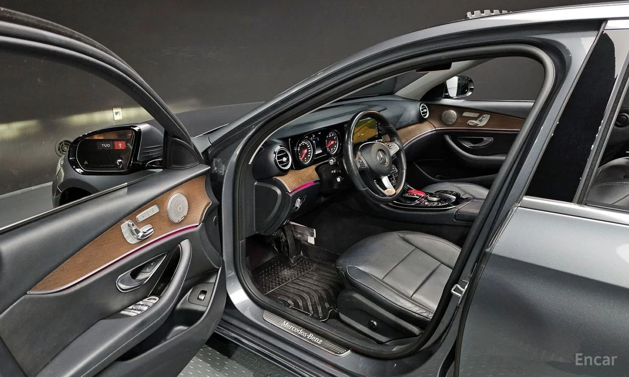 Mercedes-Benz E 300 AMG* PACK* 4MATIC* BURMESTER* LANE* ASSIST* , снимка 6 - Автомобили и джипове - 54423630