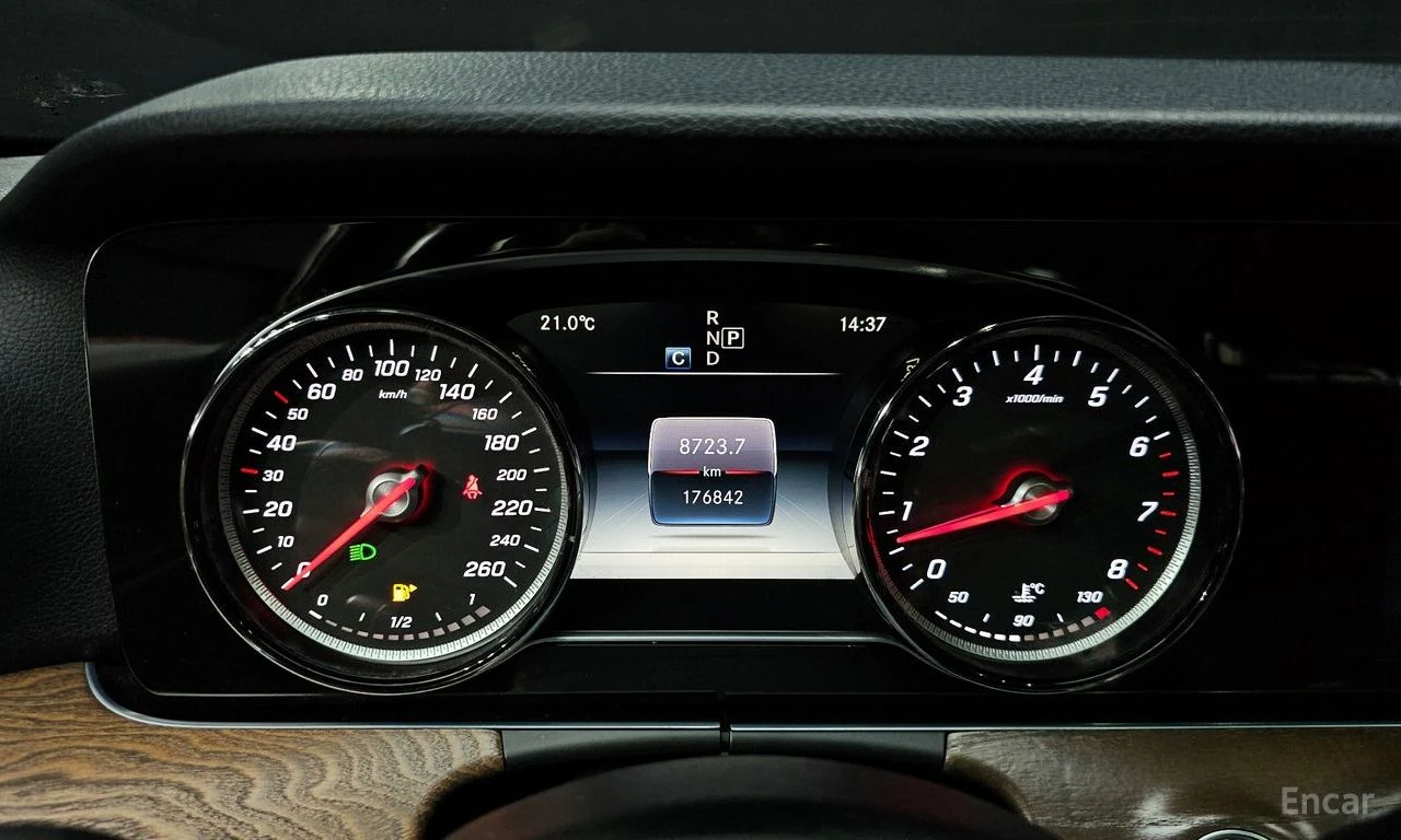 Mercedes-Benz E 300 AMG* PACK* 4MATIC* BURMESTER* LANE* ASSIST* , снимка 8 - Автомобили и джипове - 54423630