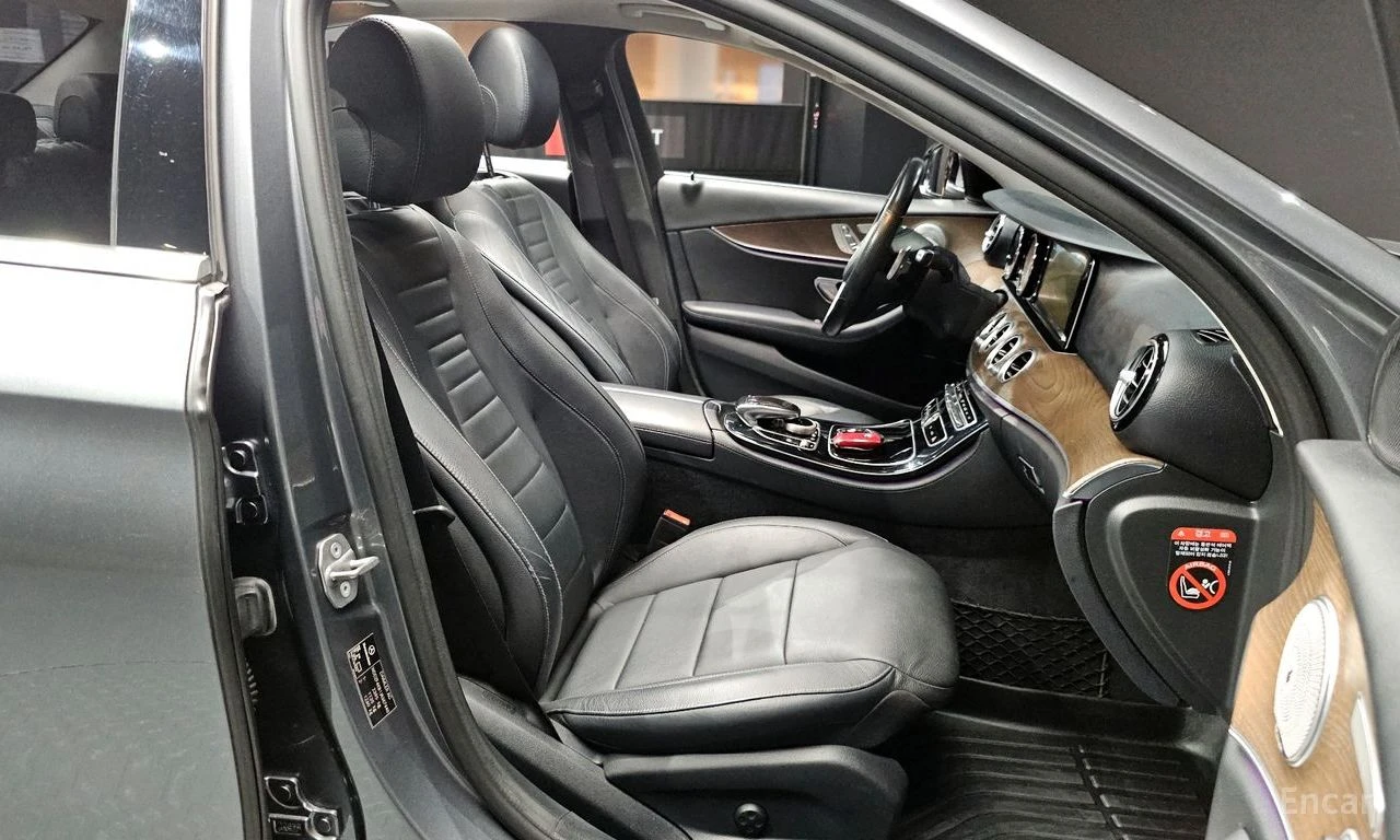 Mercedes-Benz E 300 AMG* PACK* 4MATIC* BURMESTER* LANE* ASSIST* , снимка 13 - Автомобили и джипове - 54423630