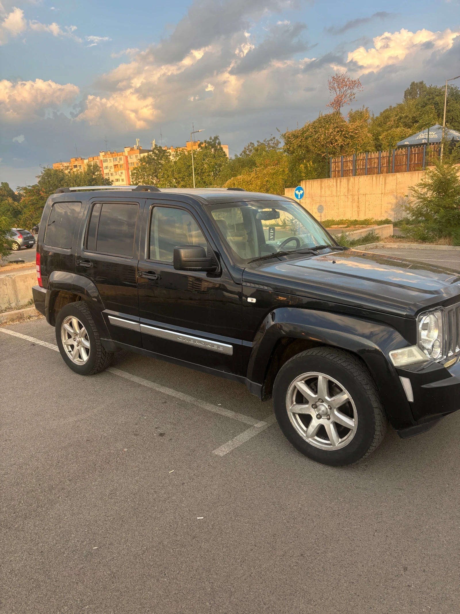 Jeep Cherokee, снимка 4 - Автомобили и джипове - 55827213