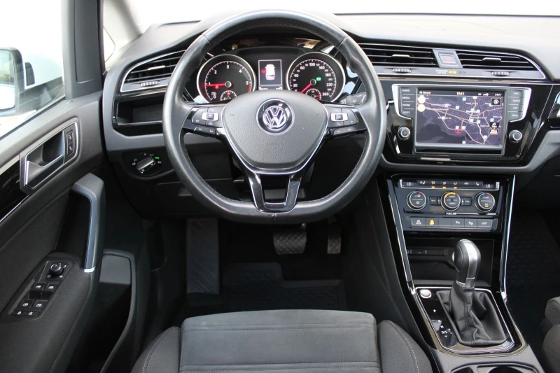 VW Touran, снимка 11 - Автомобили и джипове - 51908967