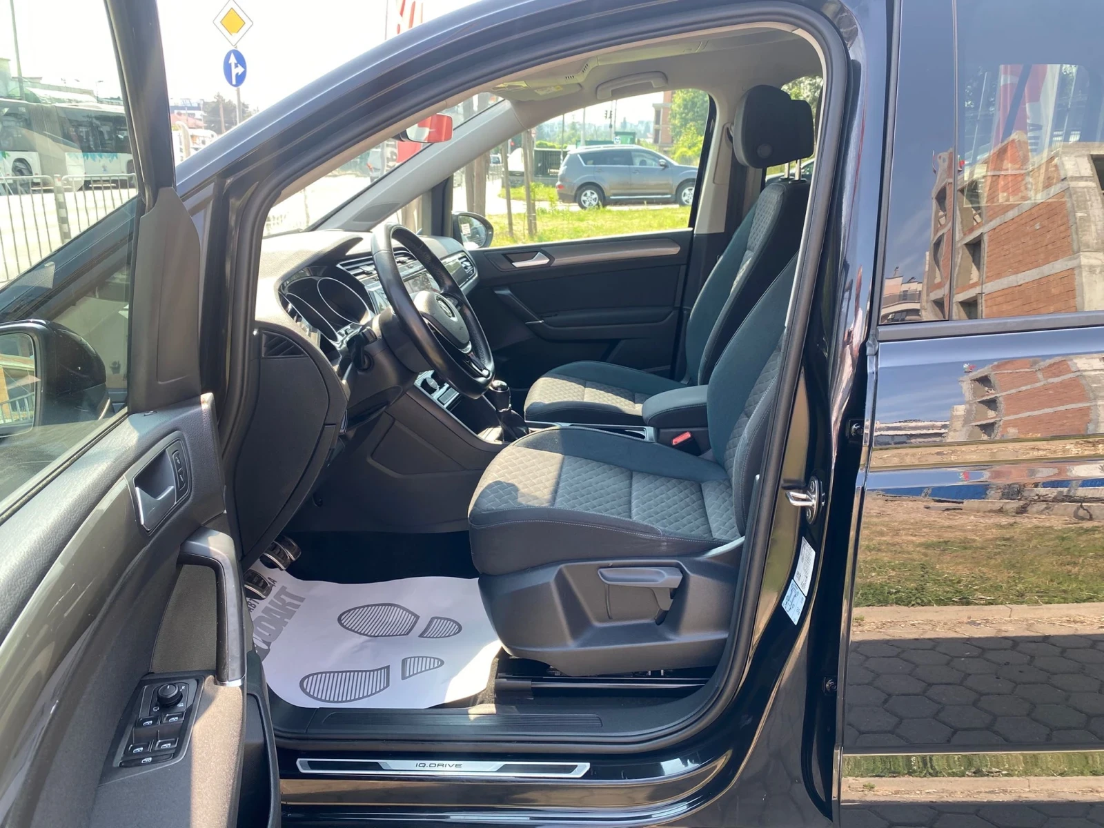 VW Touran 1.6TDi/7 МЕСТЕН ! ! !  - изображение 8