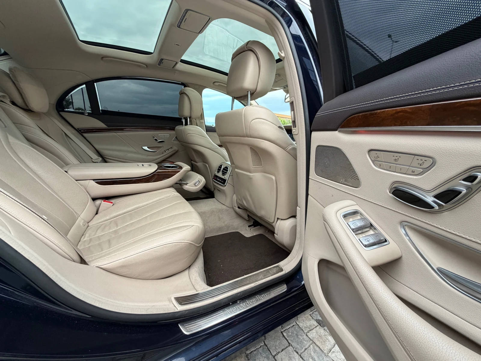 Mercedes-Benz S 350 4 MATIC / LONG / PANORAMA / HEADUP / FULL, снимка 11 - Автомобили и джипове - 54459201