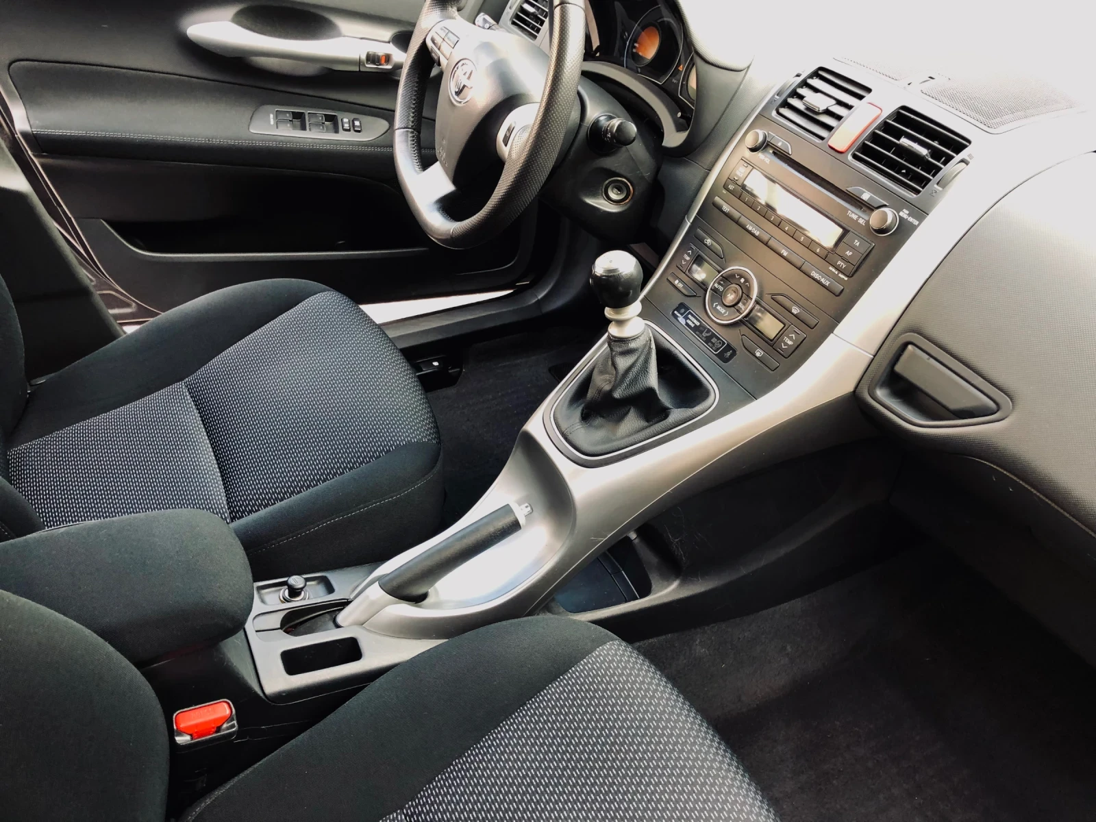 Toyota Auris 1.33VVT, снимка 4 - Автомобили и джипове - 54574091