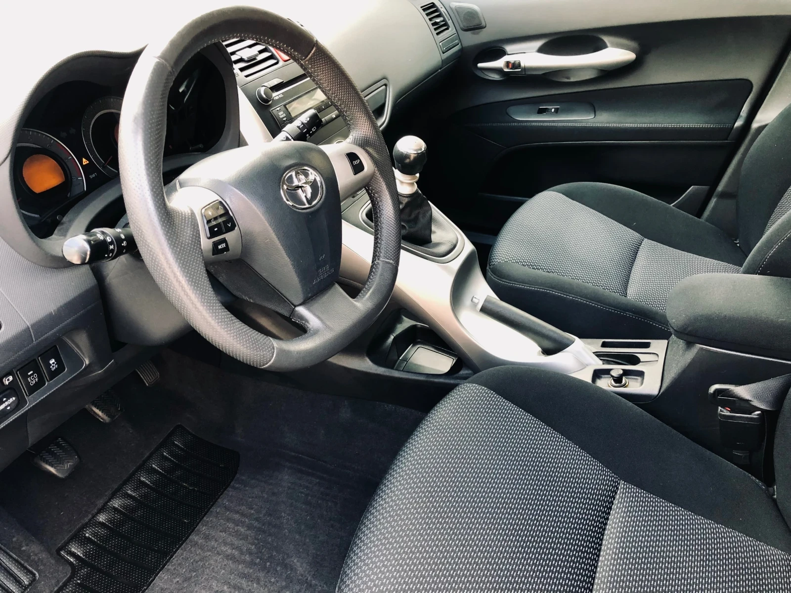 Toyota Auris 1.33VVT, снимка 5 - Автомобили и джипове - 54574091