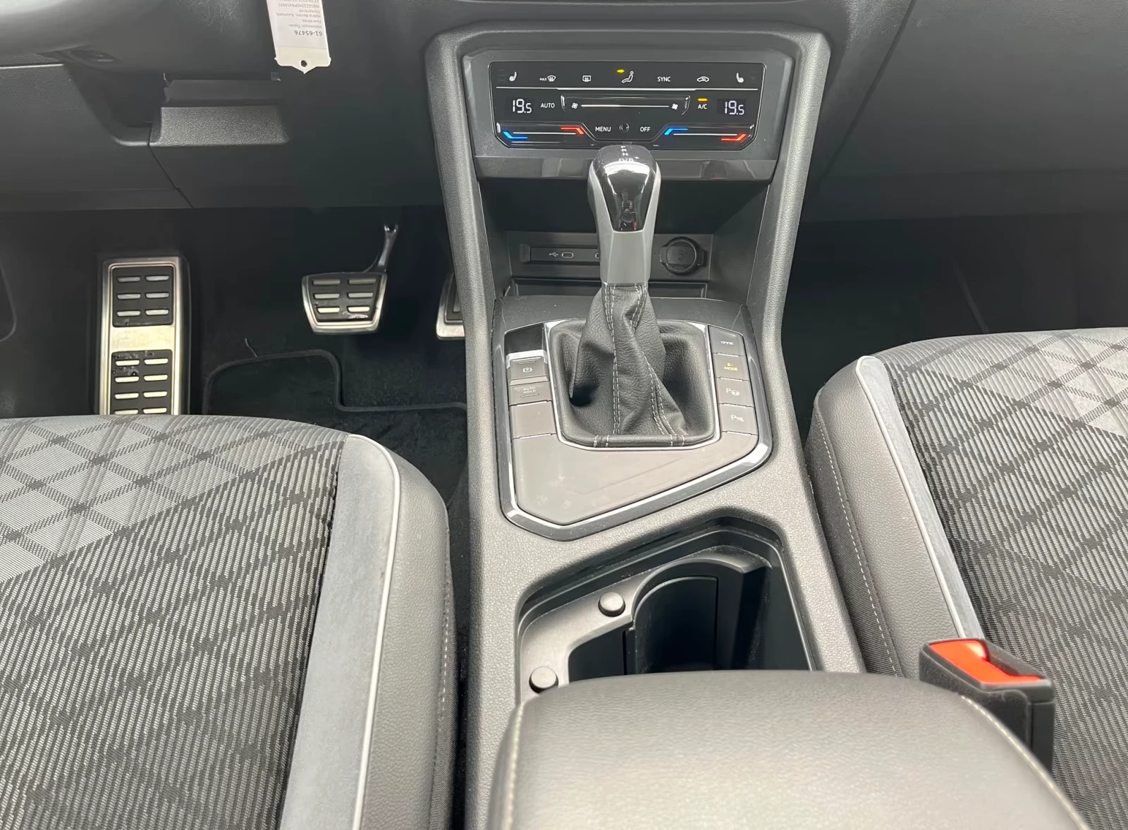 VW Tiguan 1.4 TSI* DSG* R-LINE* PLUG-IN* LED* DISTR* CAM* , снимка 8 - Автомобили и джипове - 53958652