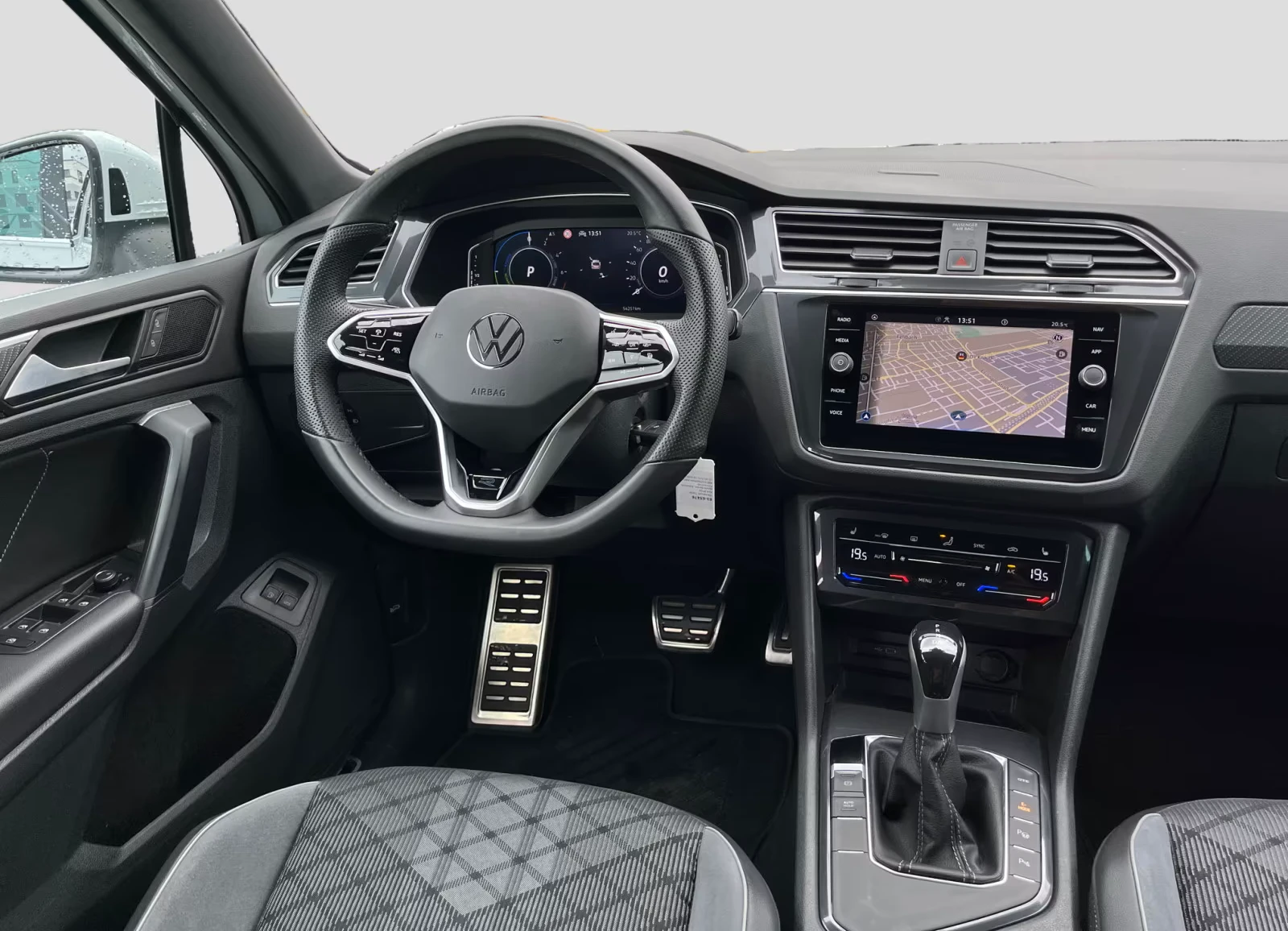 VW Tiguan 1.4 TSI* DSG* R-LINE* PLUG-IN* LED* DISTR* CAM* , снимка 6 - Автомобили и джипове - 53958652