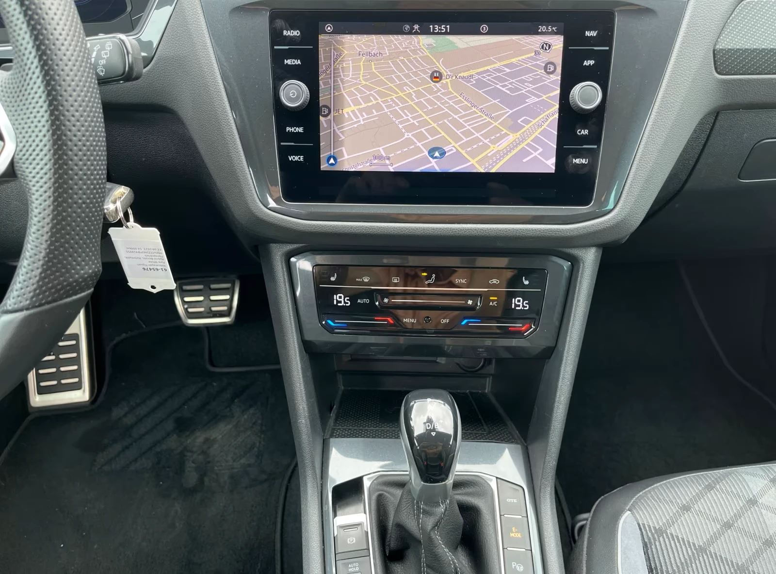 VW Tiguan 1.4 TSI* DSG* R-LINE* PLUG-IN* LED* DISTR* CAM* , снимка 7 - Автомобили и джипове - 53958652