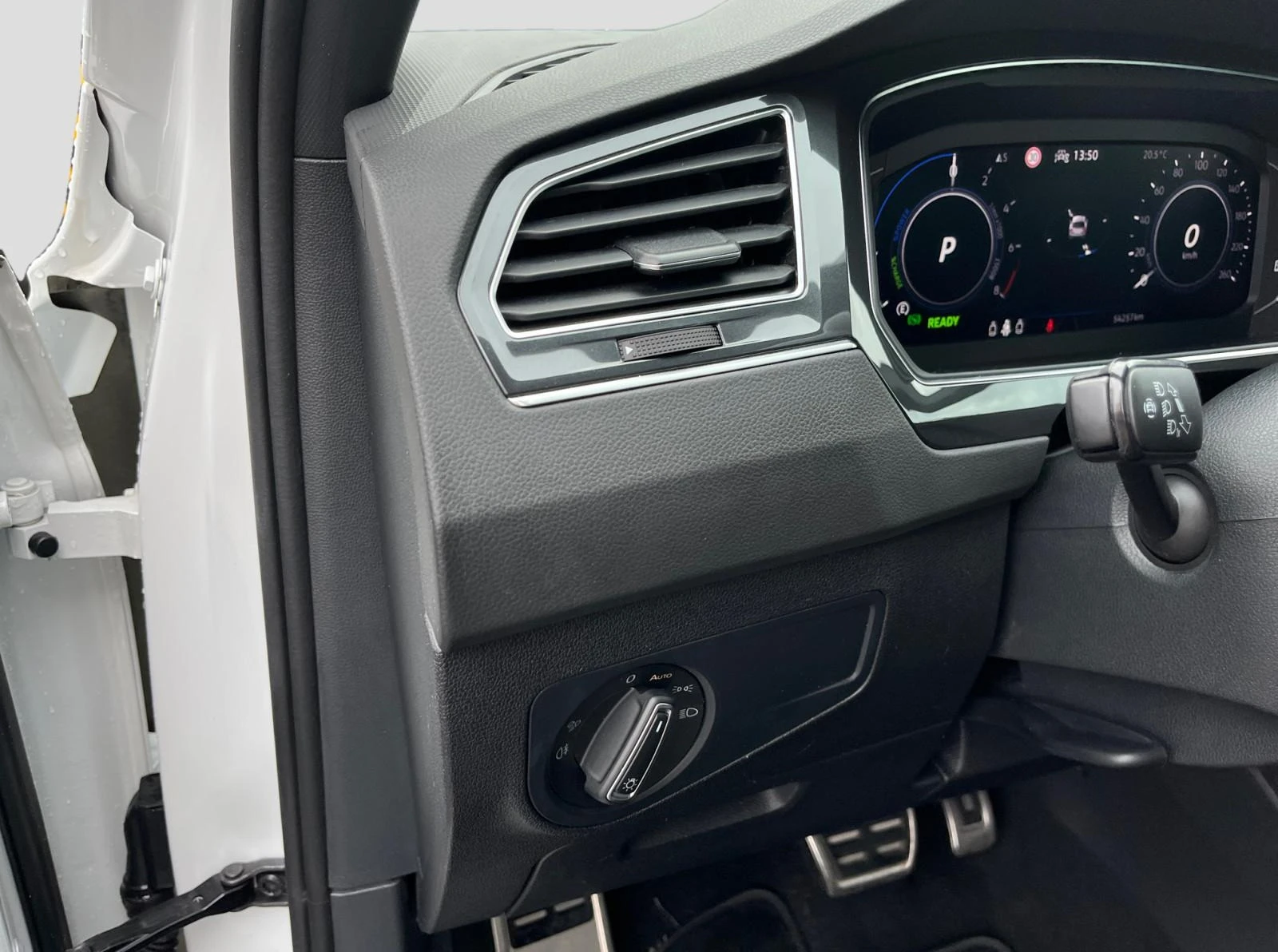 VW Tiguan 1.4 TSI* DSG* R-LINE* PLUG-IN* LED* DISTR* CAM* , снимка 4 - Автомобили и джипове - 53958652