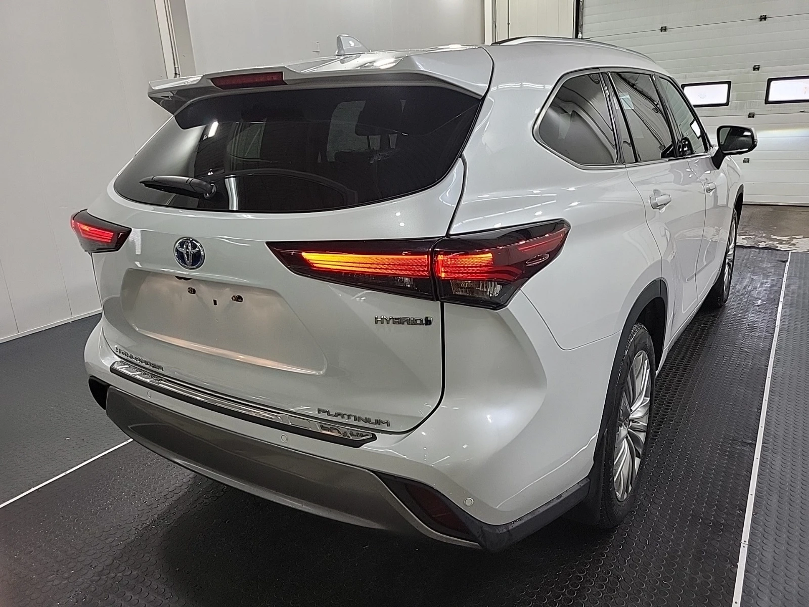 Toyota Highlander Hybrid Limited , снимка 3 - Автомобили и джипове - 54176423