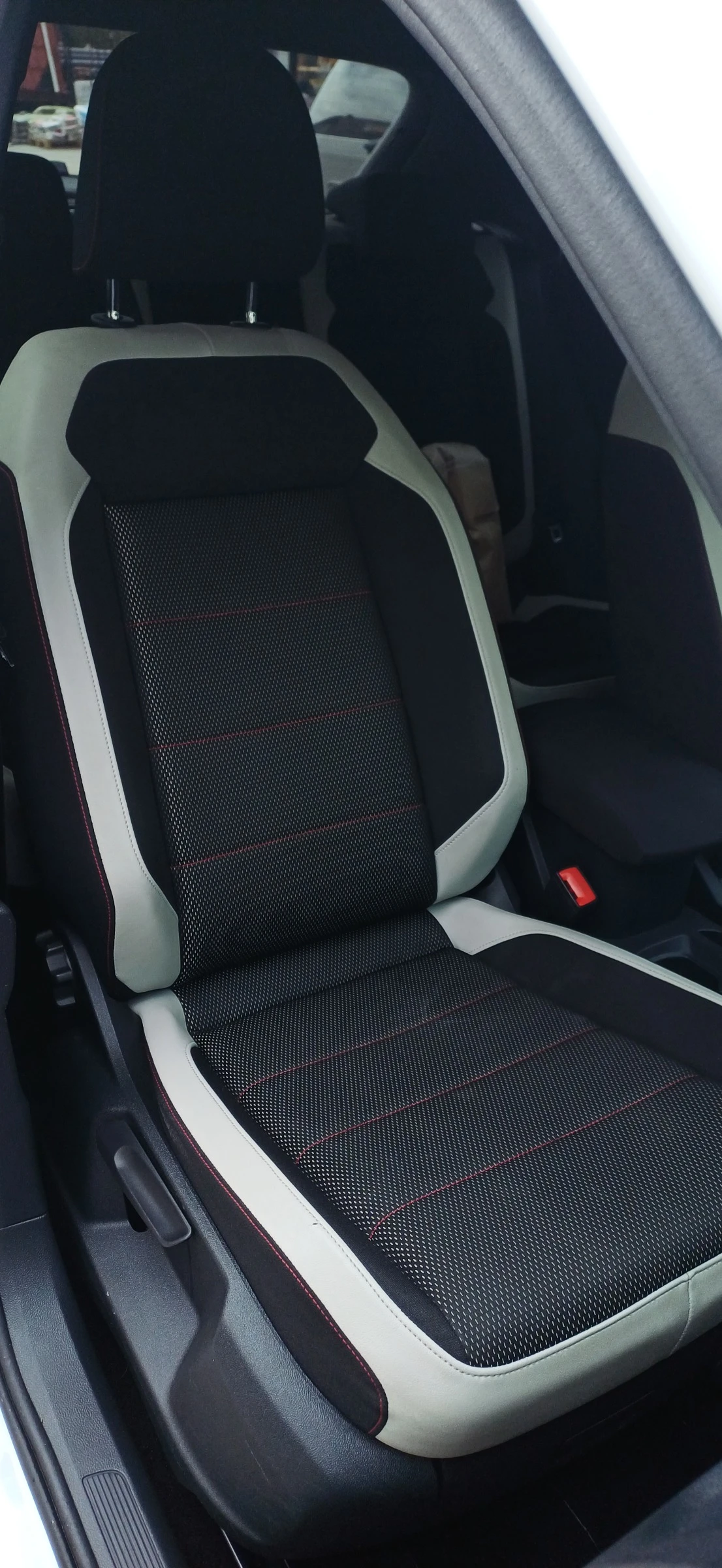 VW T-Roc, снимка 14 - Автомобили и джипове - 54378435