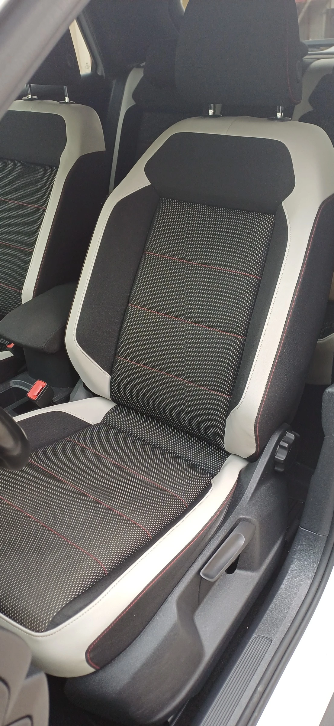 VW T-Roc, снимка 13 - Автомобили и джипове - 54378435