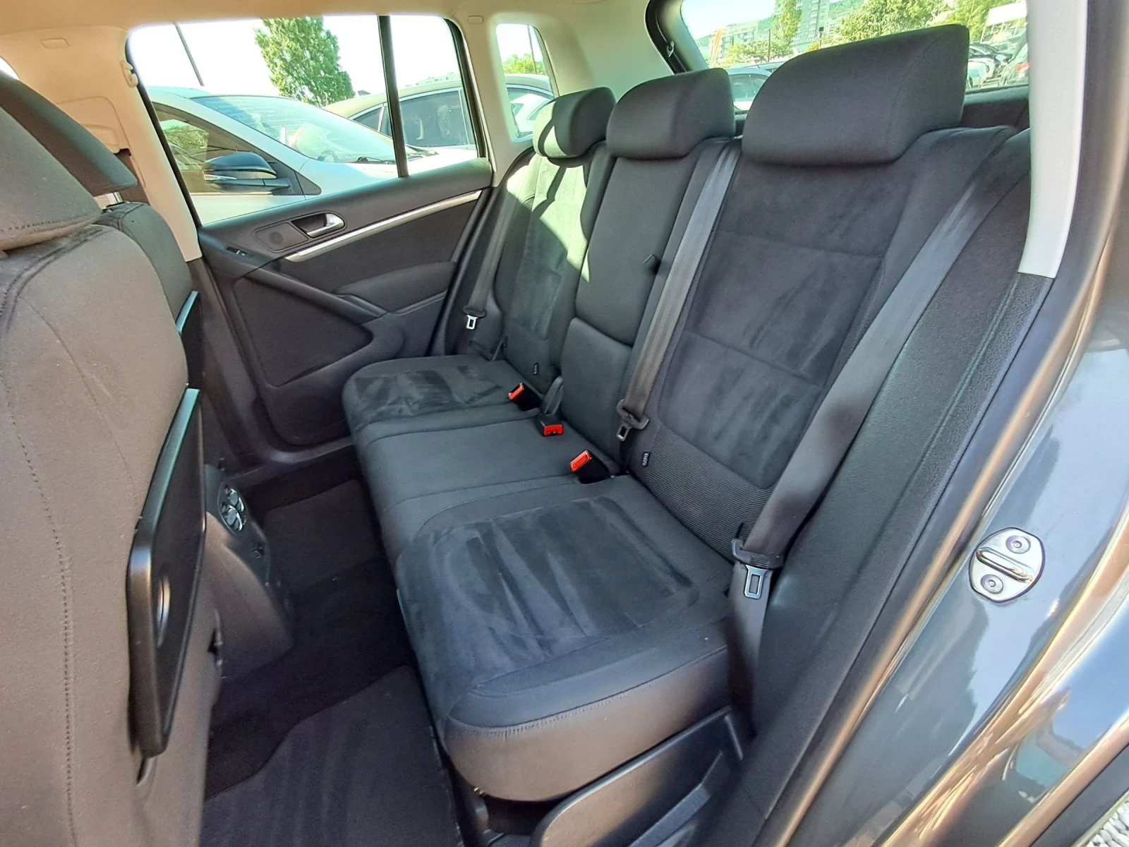 VW Tiguan 2.0TDI 140к.с 4х4 High Line, снимка 11 - Автомобили и джипове - 54724998