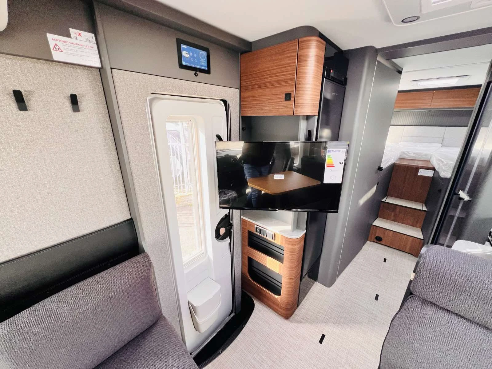 Кемпер HYMER / ERIBA BMC I 680 3500 кг. SLS-шаси КЛИМАТИК, снимка 9 - Каравани и кемпери - 53757104