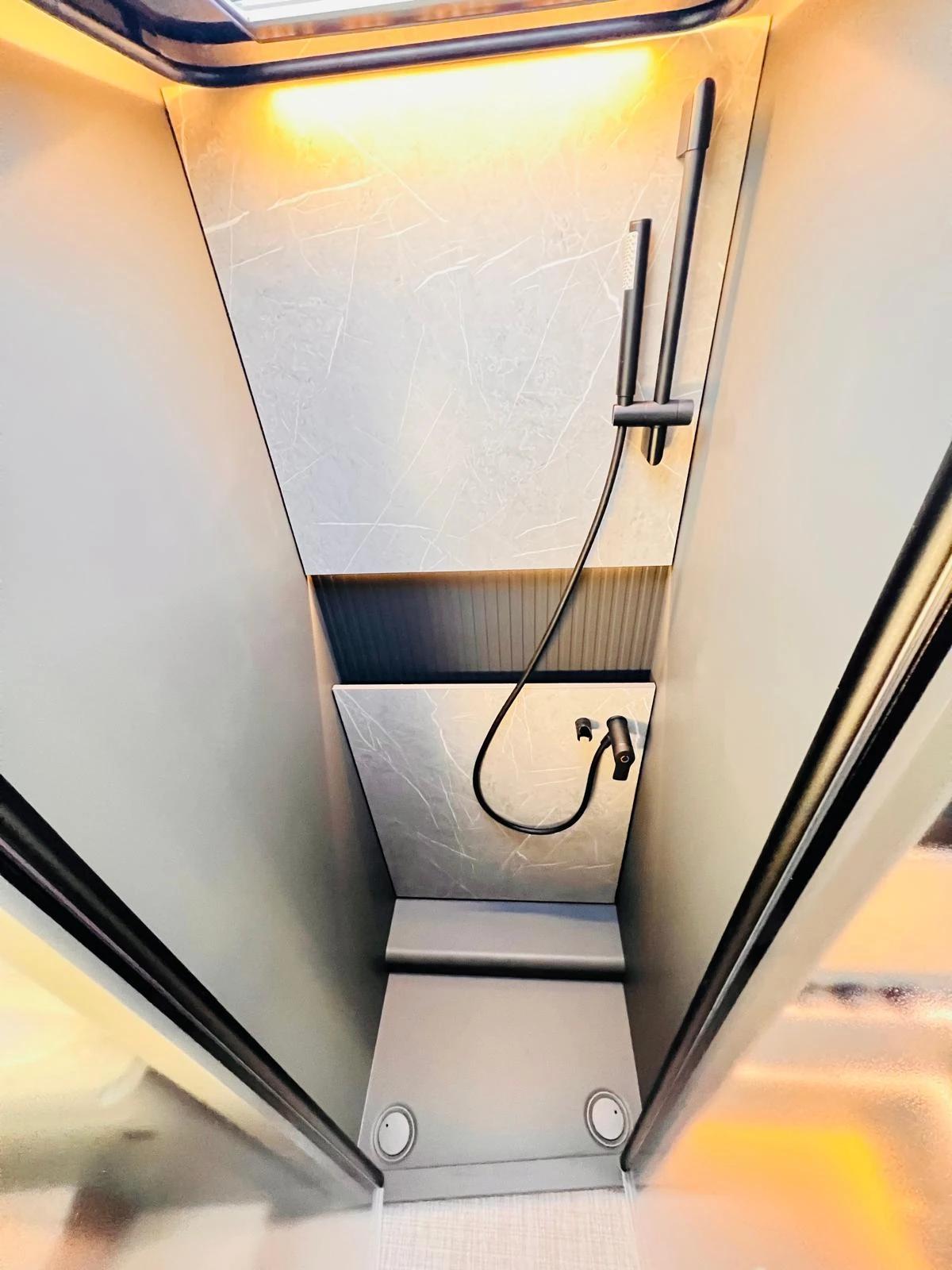 Кемпер HYMER / ERIBA BMC I 680 3500 кг. SLS-шаси КЛИМАТИК, снимка 16 - Каравани и кемпери - 53757104