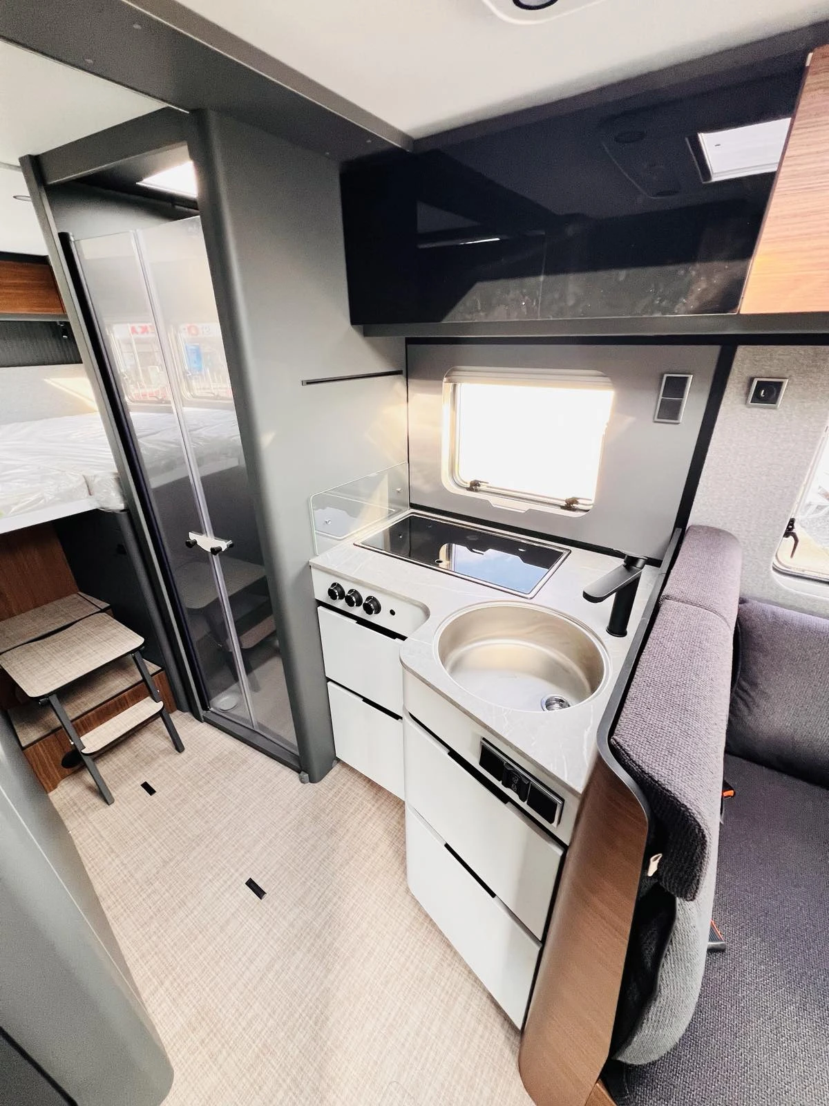 Кемпер HYMER / ERIBA BMC I 680 3500 кг. SLS-шаси КЛИМАТИК, снимка 10 - Каравани и кемпери - 53757104