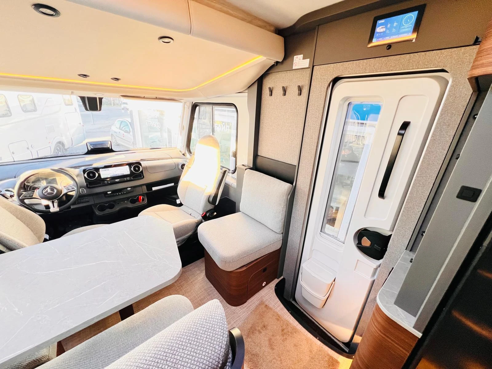 Кемпер HYMER / ERIBA BMC I 680 3500 кг. SLS-шаси КЛИМАТИК, снимка 10 - Каравани и кемпери - 53757104