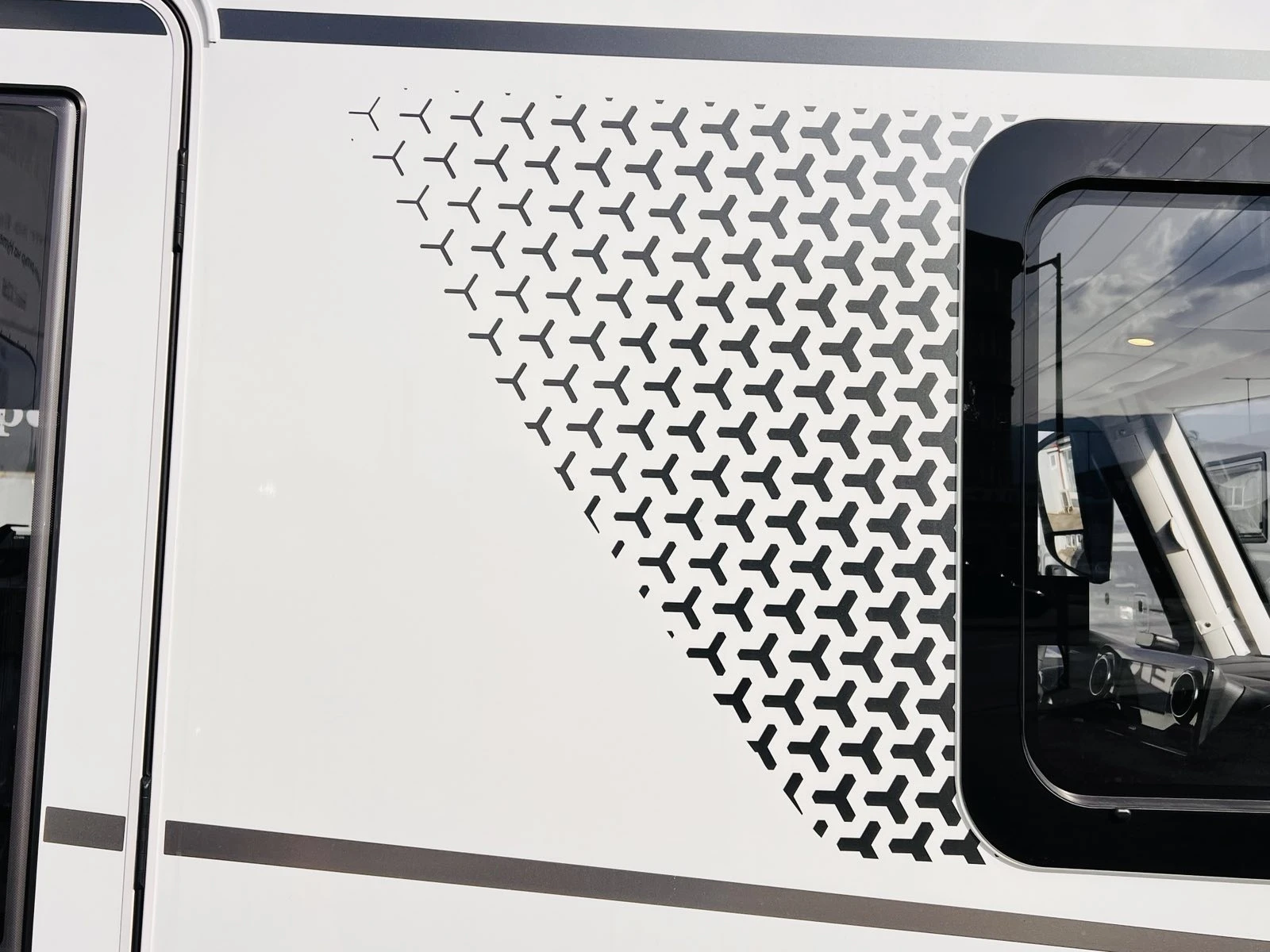 Кемпер HYMER / ERIBA BMC I 680 3500 кг. SLS-шаси КЛИМАТИК, снимка 5 - Каравани и кемпери - 53757104