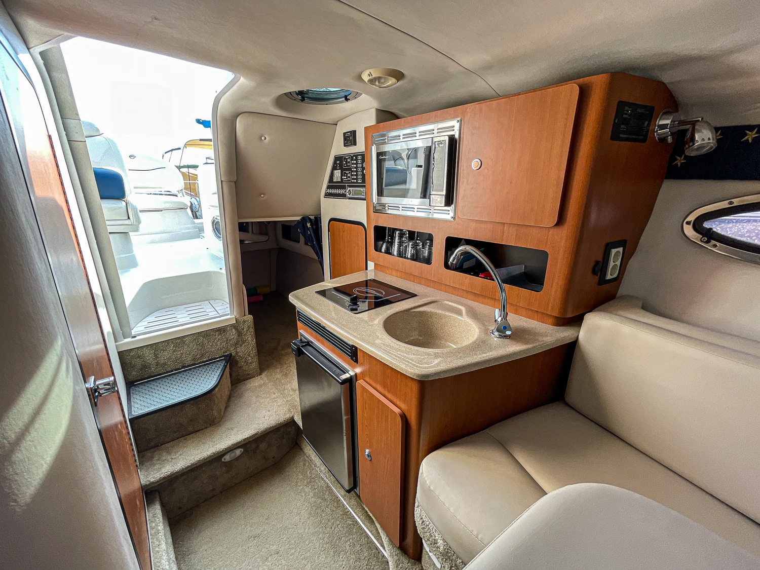 Моторна яхта Crownline 250 CR - изображение 9