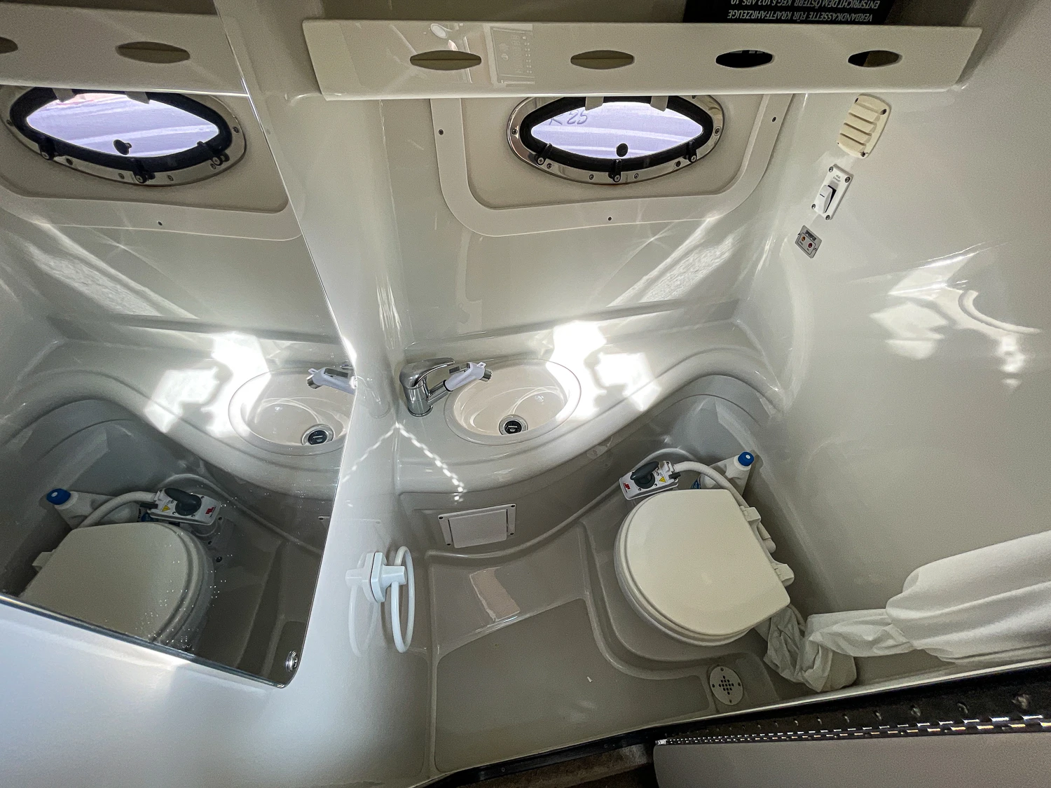 Моторна яхта Crownline 250 CR - изображение 10