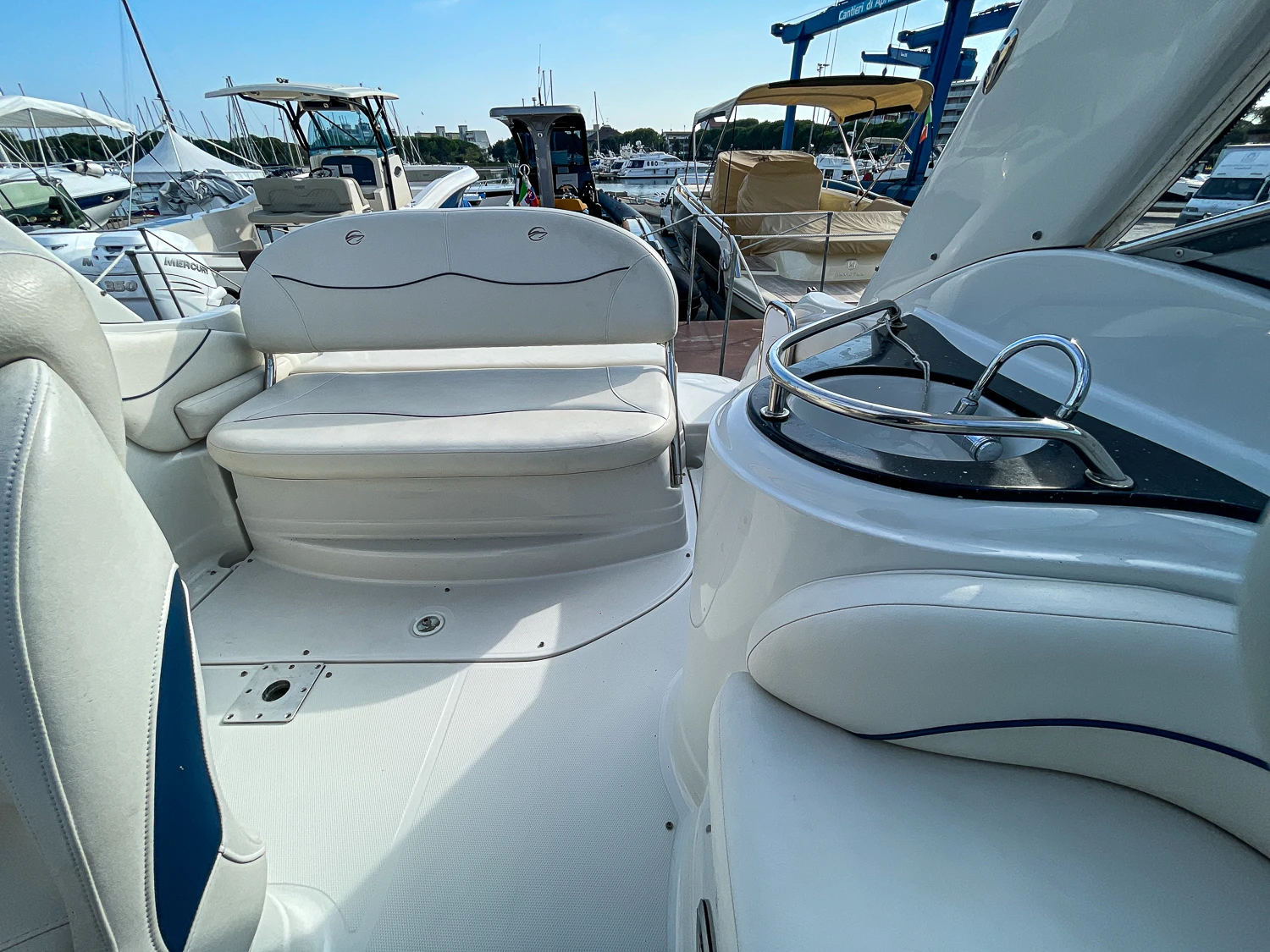 Моторна яхта Crownline 250 CR - изображение 7