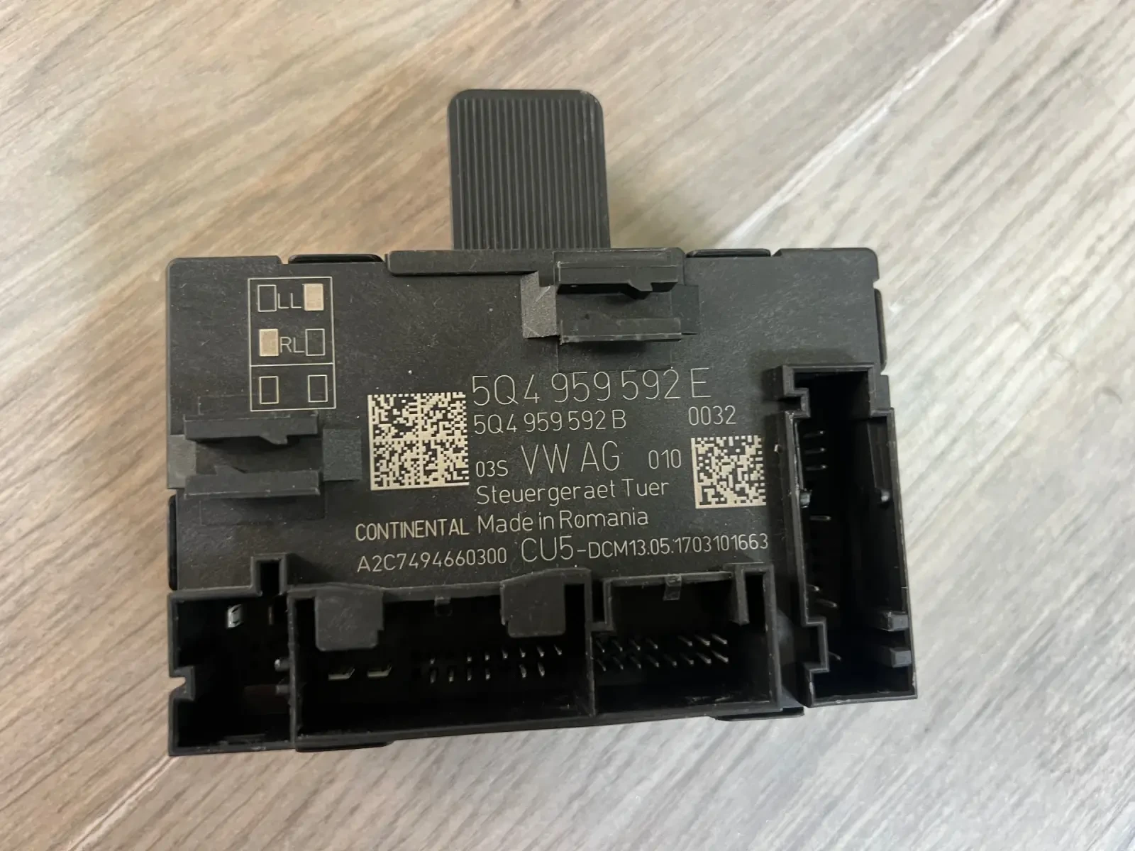 5Q4959592E ����� �� ���������� �� �����  VW, SKODA, SEAT   5Q4 959 592 E | Mobile.bg � ����������� 4