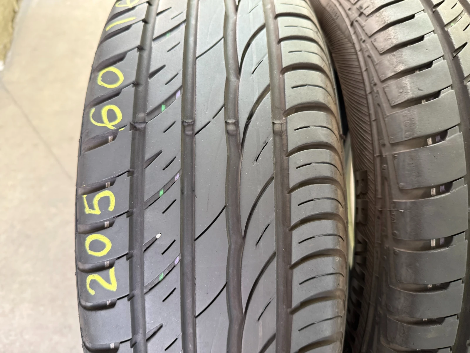 Гуми Летни 205/60R16, снимка 2 - Гуми и джанти - 54673695