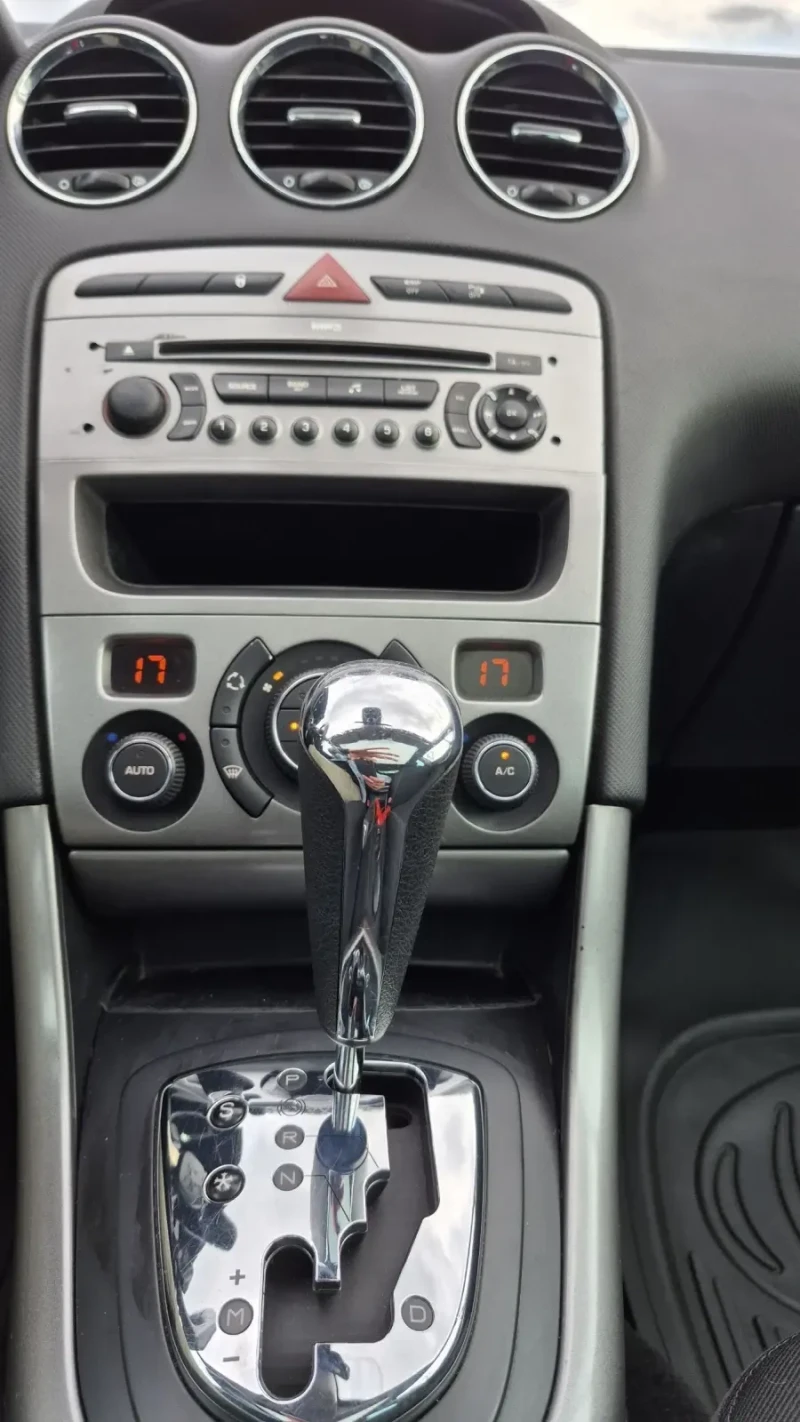 Peugeot 308 1.6i 140hp * Автомат * Панорама* КАТО НОВ* , снимка 12 - Автомобили и джипове - 50023727